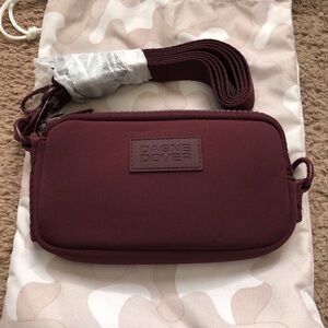 Mara phone sling in currant